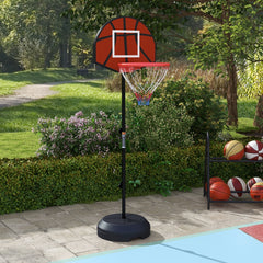 Basketballständer im Garten auf einer Terrasse, umgeben von Hecken und Spielbällen.