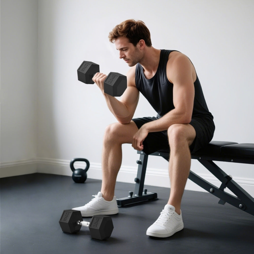 Bizeps-Training: Mann trainiert mit 20kg Hantel-Set auf der Bank