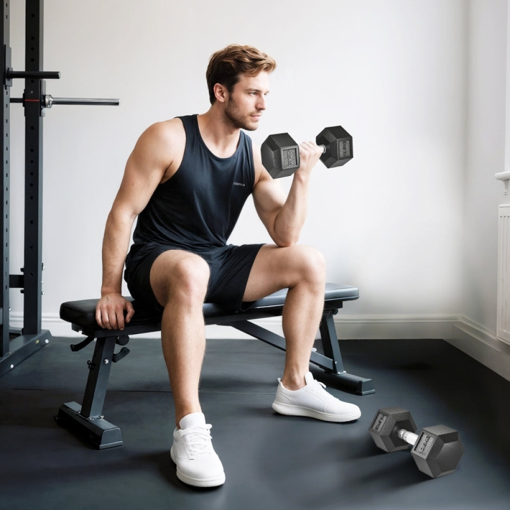 Bizeps Training: Mann trainiert Arme mit 12,5kg Kurzhantel