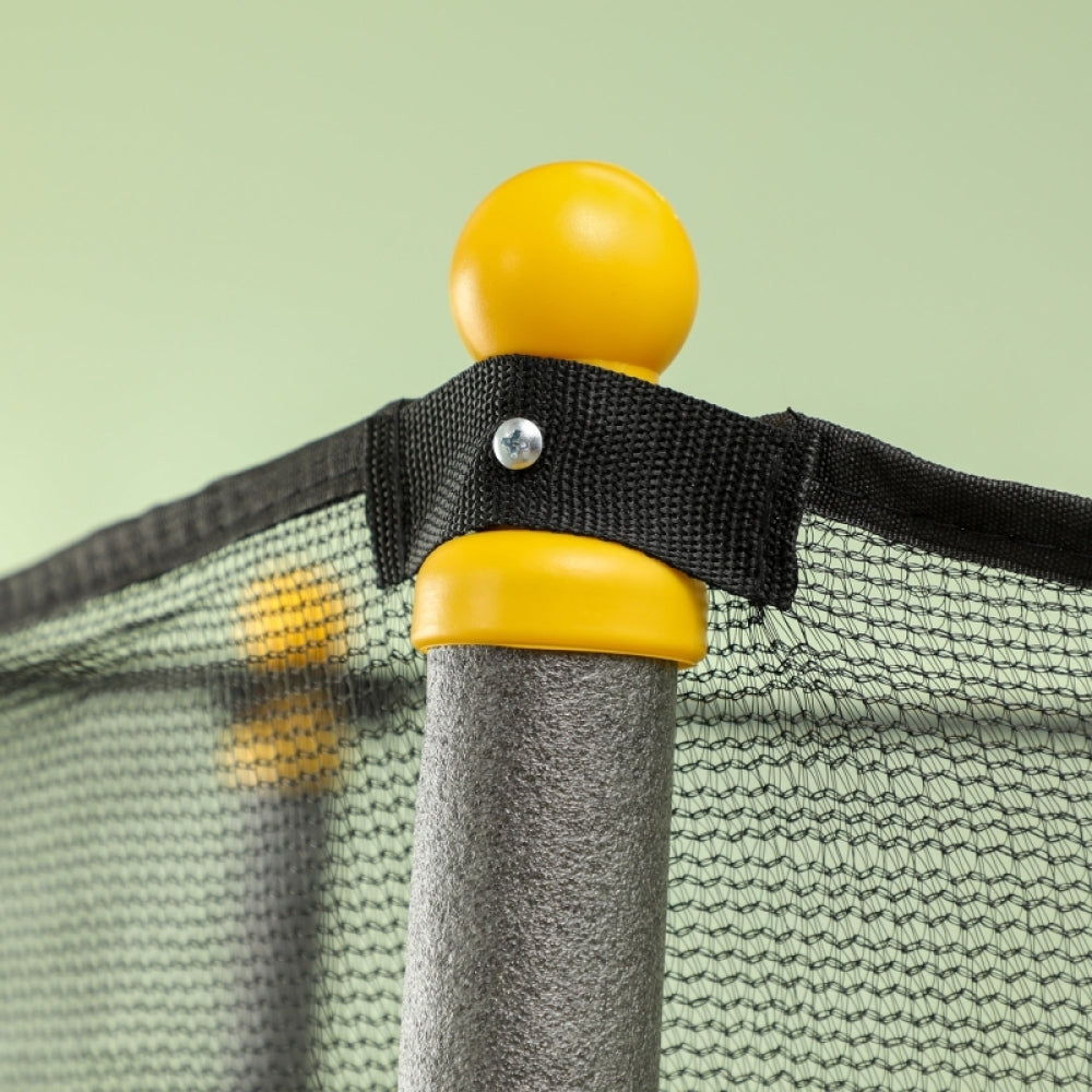 Close-Up der gelben Schutzkappe auf der Trampolinstange und der Netz-Befestigung.
