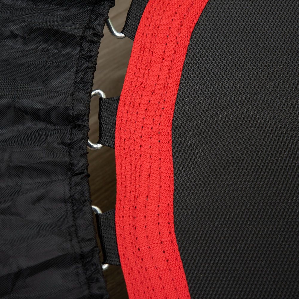 Close-Up der robusten Metallfedern unter der schwarzen Sicherheitsabdeckung mit roter Naht.