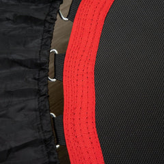 Close-Up der robusten Metallfedern unter der schwarzen Sicherheitsabdeckung mit roter Naht.