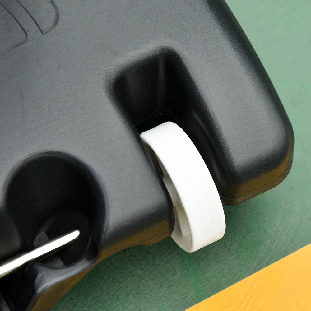 Close-Up der weißen Transportrollen, die in die schwarze Kunststoffbasis integriert sind.