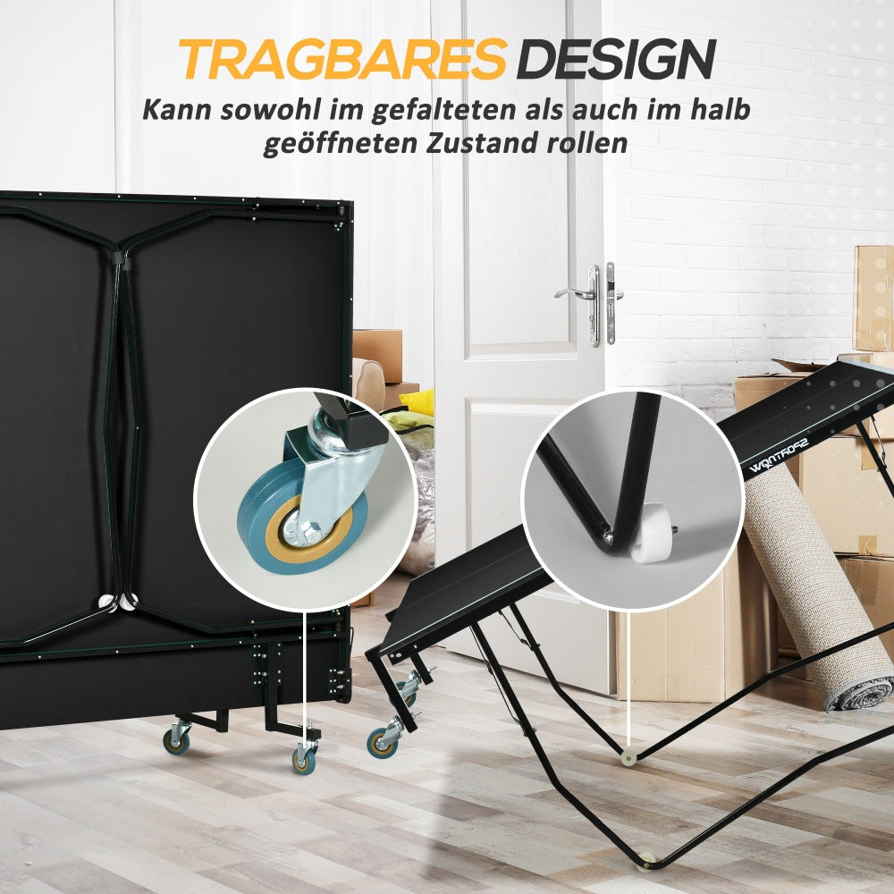 Darstellung des tragbaren Designs: Die zusammengeklappte Tischtennisplatte wird auf ihren Rollen platzsparend durch eine Zimmertür geschoben.