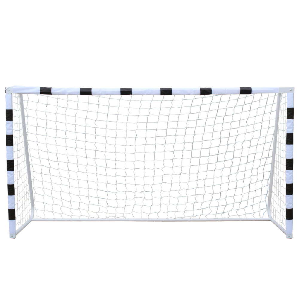 Das aufgebaute Fußballtor in Schwarz-Weiß-Optik auf einer grünen Wiese.