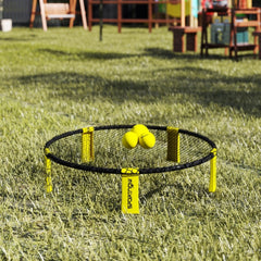 Das aufgebaute Spikeball Set steht spielbereit auf einer Rasenfläche im Garten.