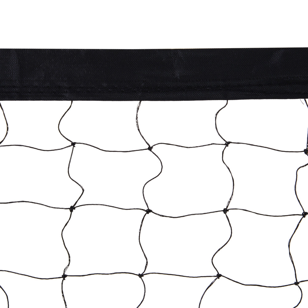 Detailansicht der hochwertigen schwarzen Maschen des PE-Sportnetzes.