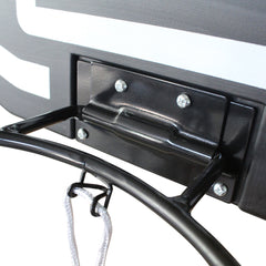 Detailansicht der robusten schwarzen Stahlhalterung zur sicheren Wandbefestigung.