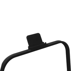 Detailansicht des Klappmechanismus und der Verriegelung am schwarzen Rahmen.