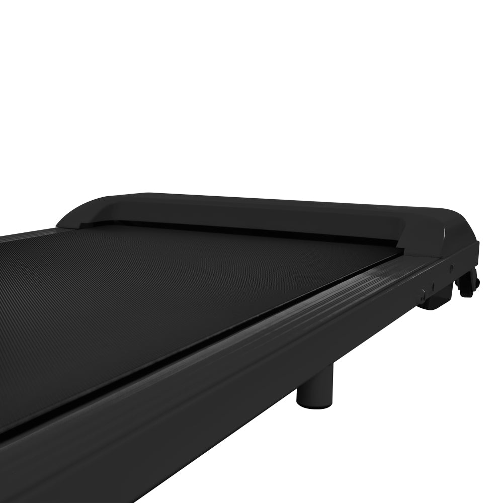 Detailansicht des hinteren Standfußes und der Ecke des schwarzen Laufbands.