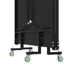 Detailaufnahme der Basis im zusammengeklappten Zustand, die die stabilen Rahmenbeine und die feststellbaren Schwenkrollen zeigt.