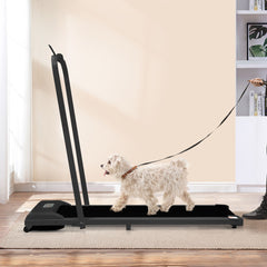 Ein kleiner Hund geht auf dem schwarzen Walking Pad – auch für Haustiere geeignet.