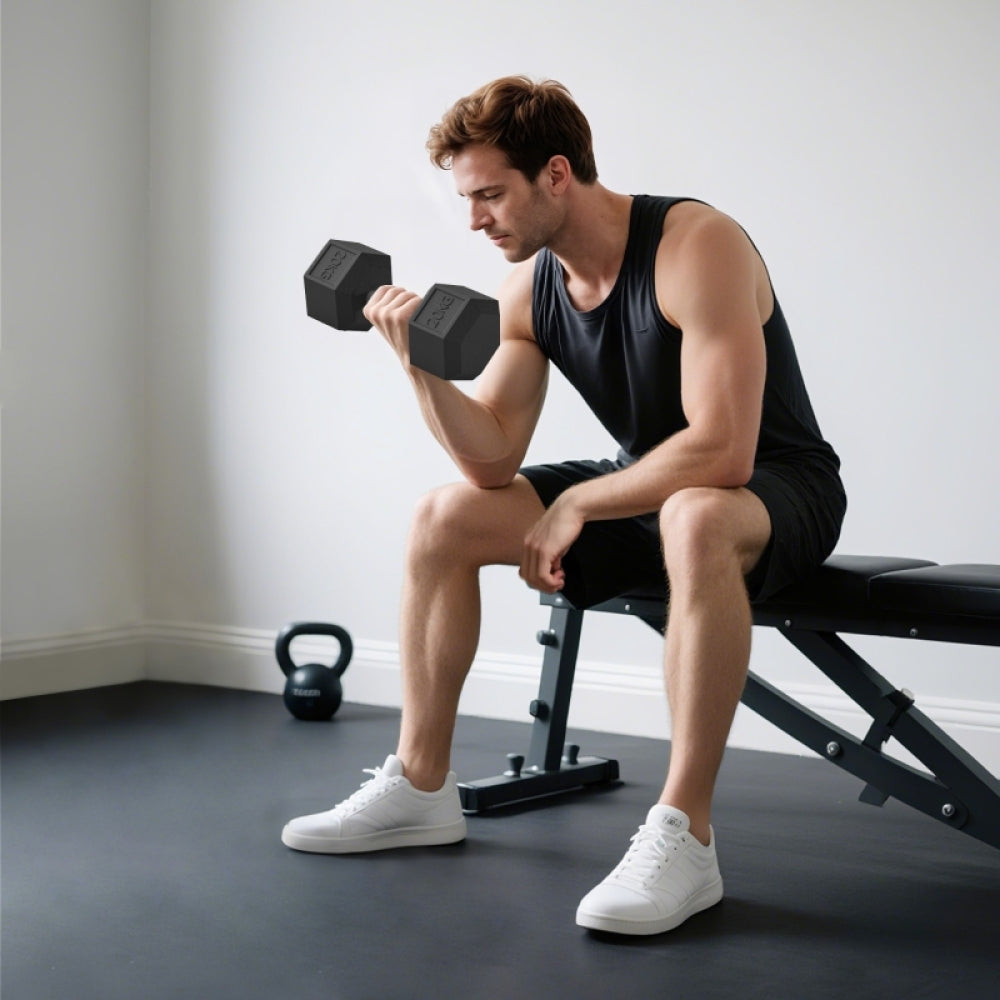 Einseitiges Training: Mann trainiert Bizeps mit einer 20kg Kurzhantel