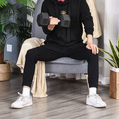 Einseitiges Training: Mann trainiert Bizeps mit einer einzelnen 12,5kg Hantel