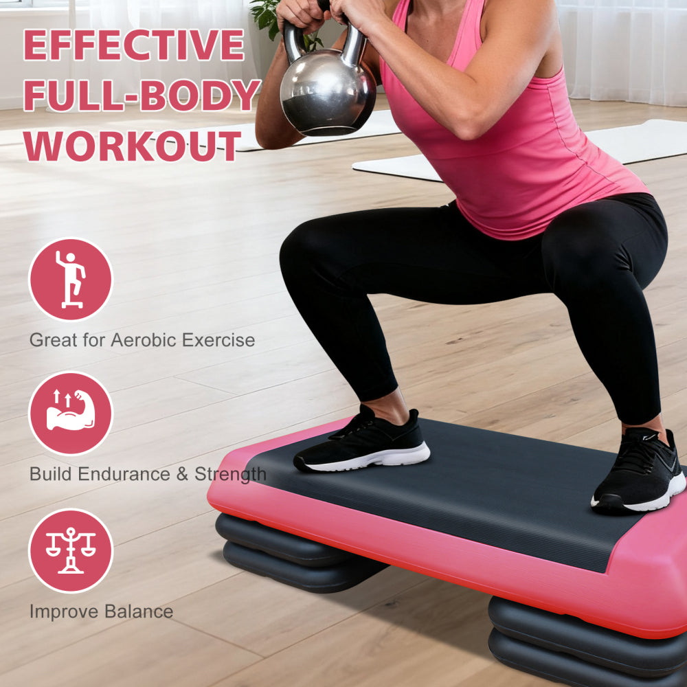 Frau führt Step-Aerobic-Übungen auf dem Fitnessbrett durch.