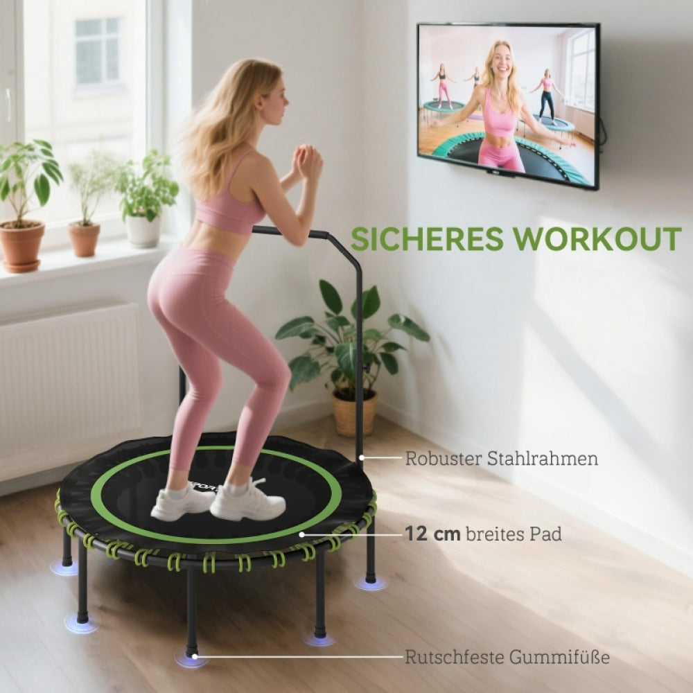 Frau springt dynamisch vor dem Fernseher ("Sicheres Workout").