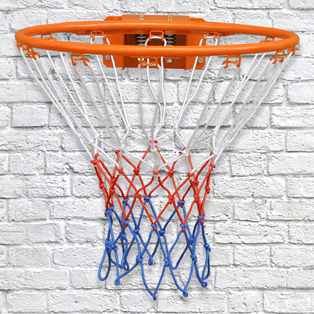 Frontalansicht des an einer Steinmauer montierten Basketballrings mit Netz.