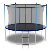 Großes Gartentrampolin Ø 244 cm (8ft) in Blau mit Sicherheitsnetz und Leiter auf weißem Hintergrund.