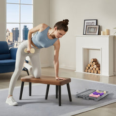 Gymnastik Zuhause: Frau nutzt 1,5kg Hantel für leichtes Krafttraining