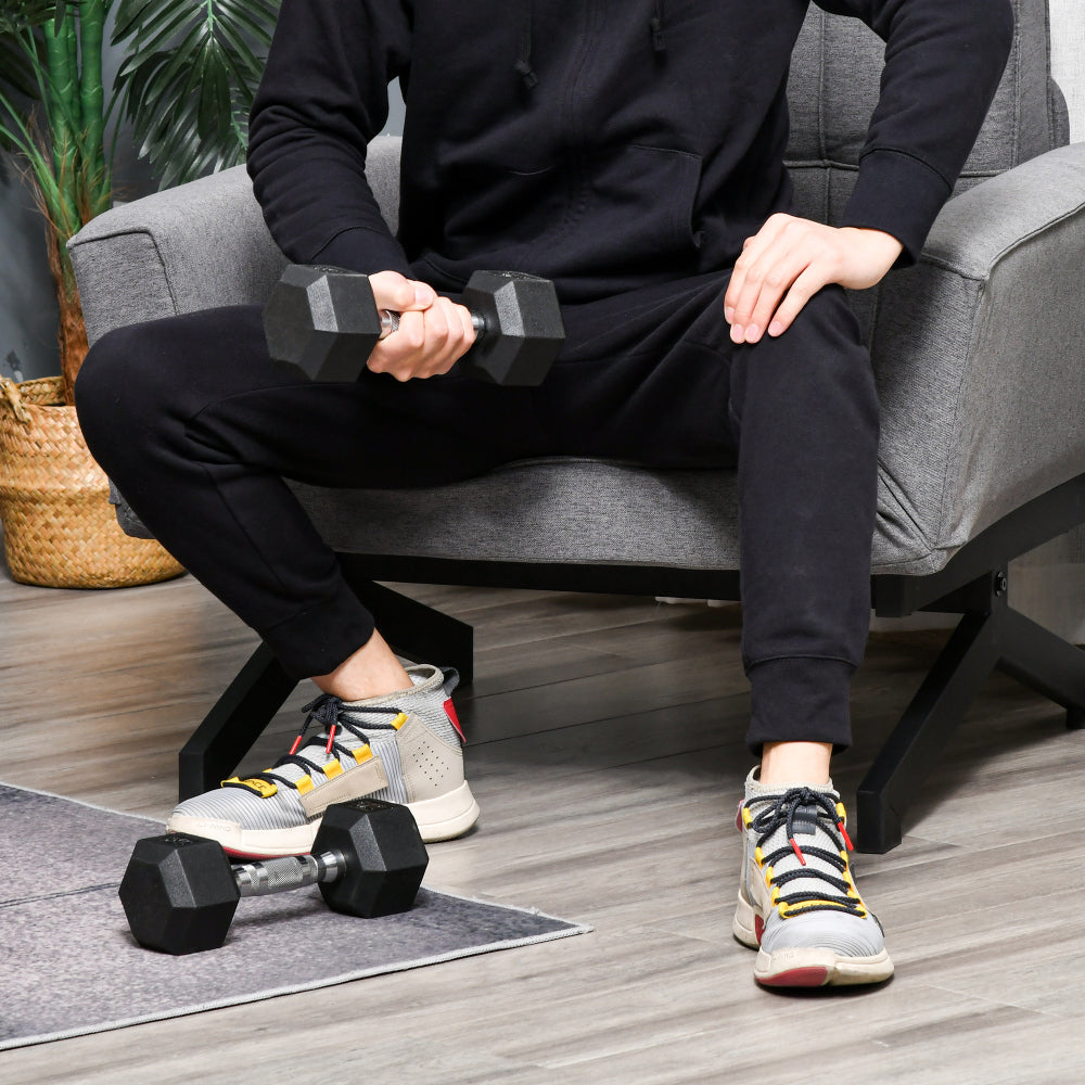 Hantel-Set Training: Mann nutzt zwei 5kg Hanteln auf dem Sessel