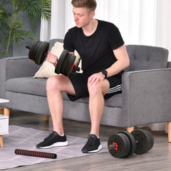 Home Workout: Mann trainiert Bizeps mit Hanteln auf dem Sofa