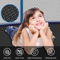 Kind liegt lachend auf der schwarzen Sprungmatte; Detailansicht des feinmaschigen Netzes und der UV-beständigen Matte.