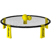 Komplettes Roundnet Set in Schwarz-Gelb mit drei gelben Bällen auf dem Netz.