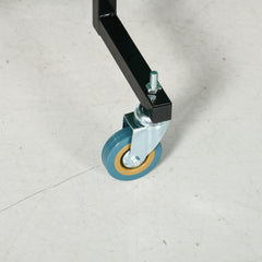 Nahaufnahme der gelb-blauen Schwenkrolle mit Bremse am Tischtennis-Tischbein