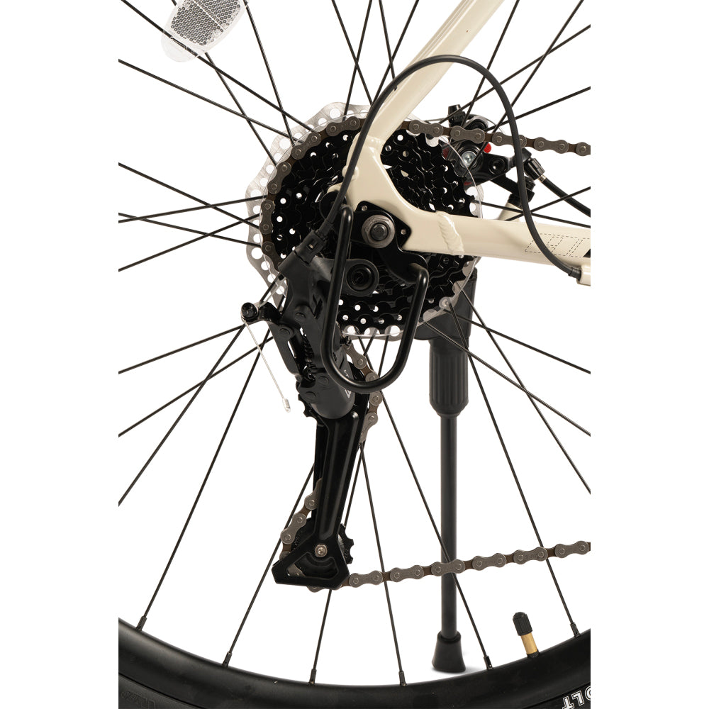 Nahaufnahme des Schaltwerks und der Fahrradkette für sanftes Schalten.