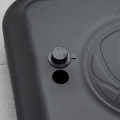 Nahaufnahme des schwarzen Verschlussdeckels auf der Basisoberseite.