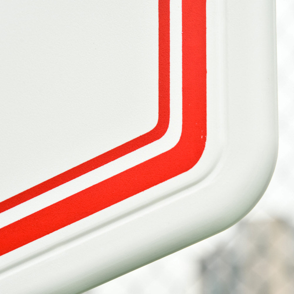 Nahaufnahme des weißen Backboards mit roter Umrandung und abgerundeten Kanten.