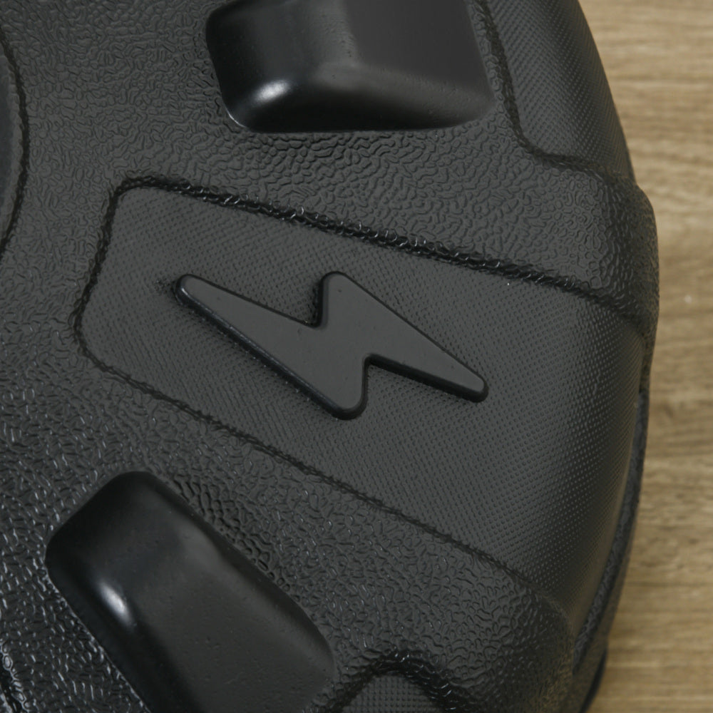 Robuster Kunststoff-Sockel: Befüllbar mit Wasser oder Sand.