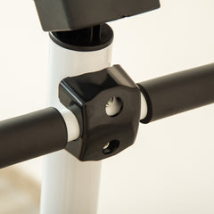 Stabile Befestigung des Haltegriffs am weißen Stahlrahmen