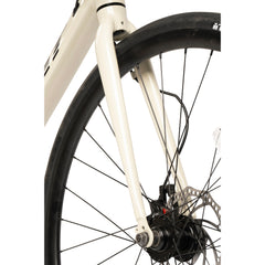 Starrgabel und mechanische Scheibenbremse am Vorderrad mit Schnellspanner.