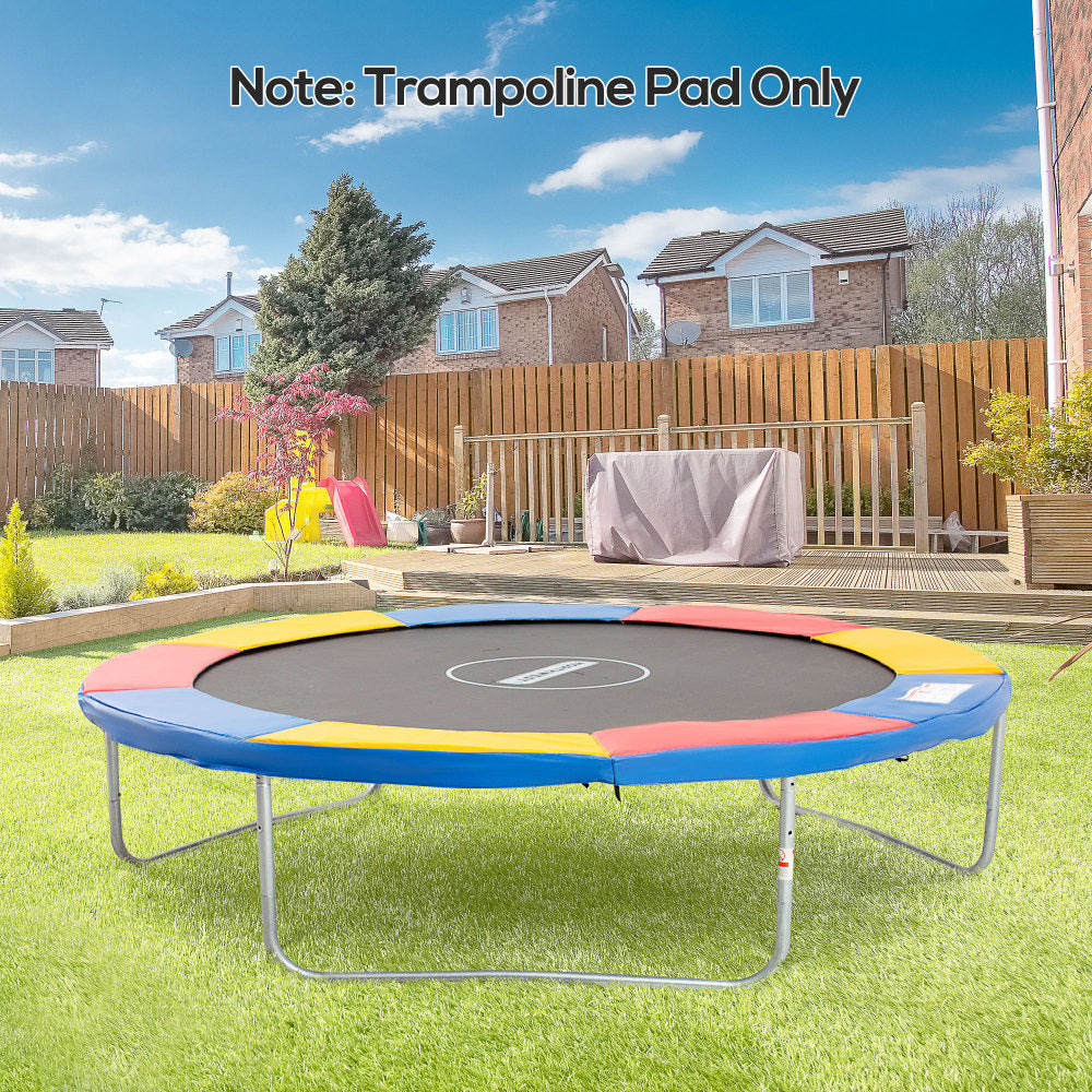 Trampolin im Garten mit der neuen rot-gelb-blauen Randabdeckung ("Note: Trampoline Pad Only").