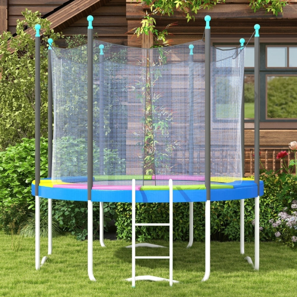 Trampolin mit bunter Umrandung harmonisch integriert in einen Garten mit Bäumen.