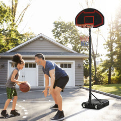 Vater und Kind spielen gemeinsam Basketball in der Einfahrt vor einer Garage.