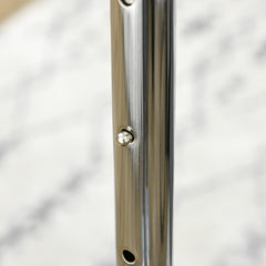 Verchromte Metallstange mit Arretierung zur Höhenverstellung.