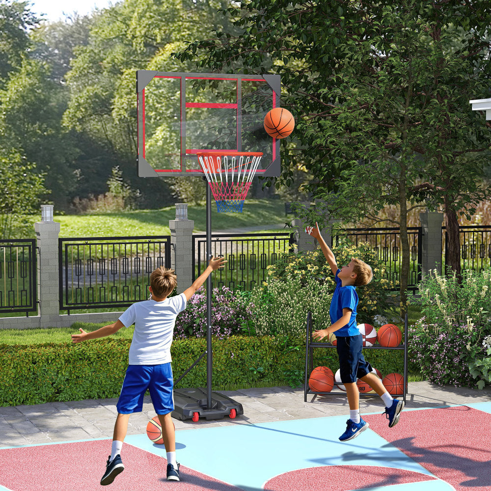 Zwei Kinder spielen leidenschaftlich Basketball im Garten an der höhenverstellbaren Anlage.