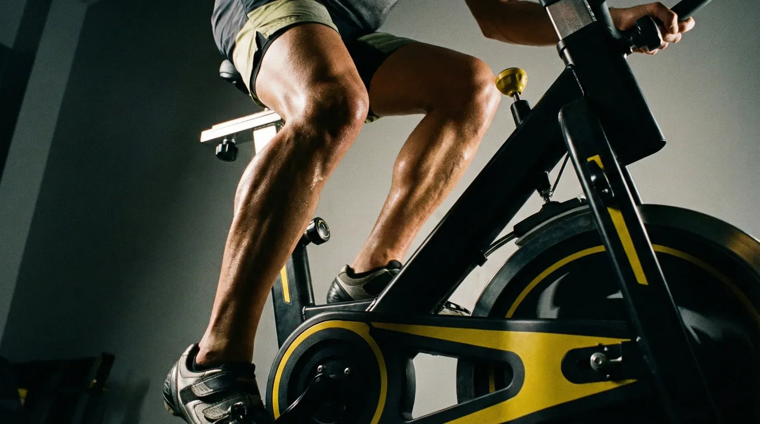 Definierte Beinmuskeln durch Heimtrainer Training Mann