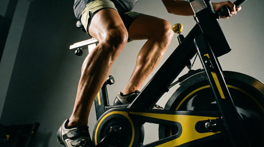 Definierte Beinmuskeln durch Heimtrainer Training Mann