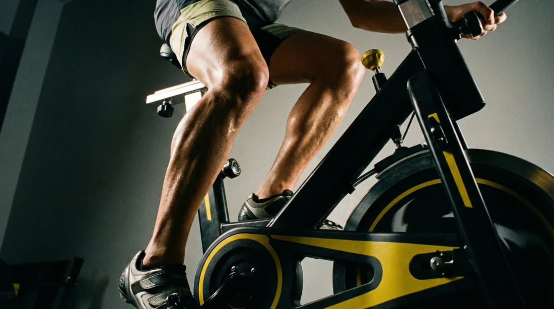 Definierte Beinmuskeln durch Heimtrainer Training Mann