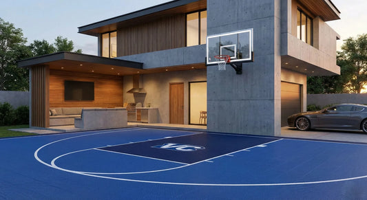 Ein luxuriöser Home-Court in einer Einfahrt mit High-End Wand-Basketballkorb und professionellen blauen Sportfliesen.