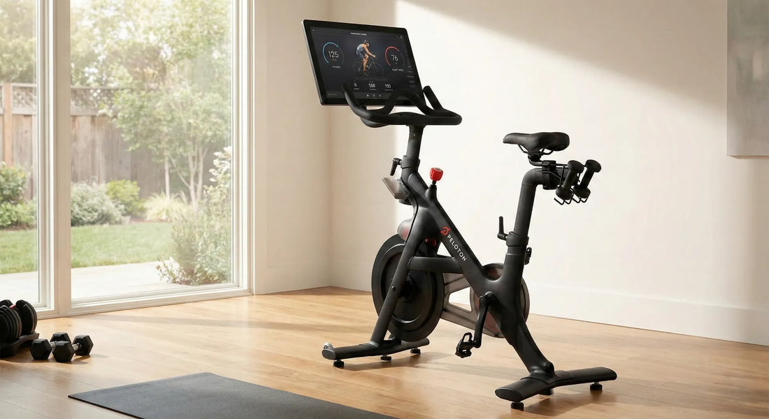 Ein modernes Fahrradergometer in einem hellen Fitnessraum zu Hause