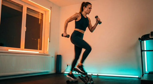 Intensives HIIT-Workout auf dem Stepper mit Hanteln für Ganzkörpertraining