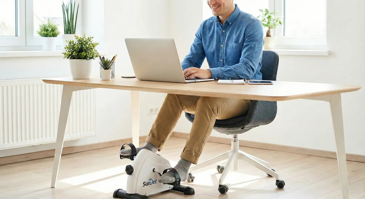 Mini Heimtrainer unter dem Schreibtisch Fitness im Home Office