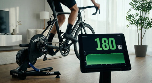 Präzises Training Watt-Anzeige auf dem Smart-Trainer während einer Zone-2-Einheit.