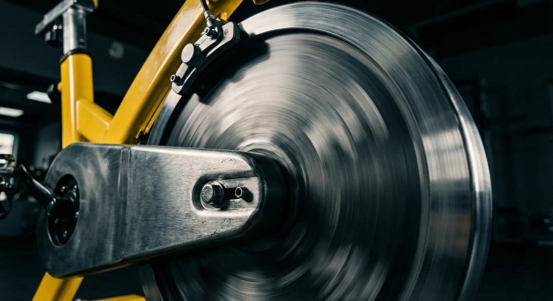 Schwere Schwungmasse beim Speedbike Nahaufnahme des rotierenden Schwungrads