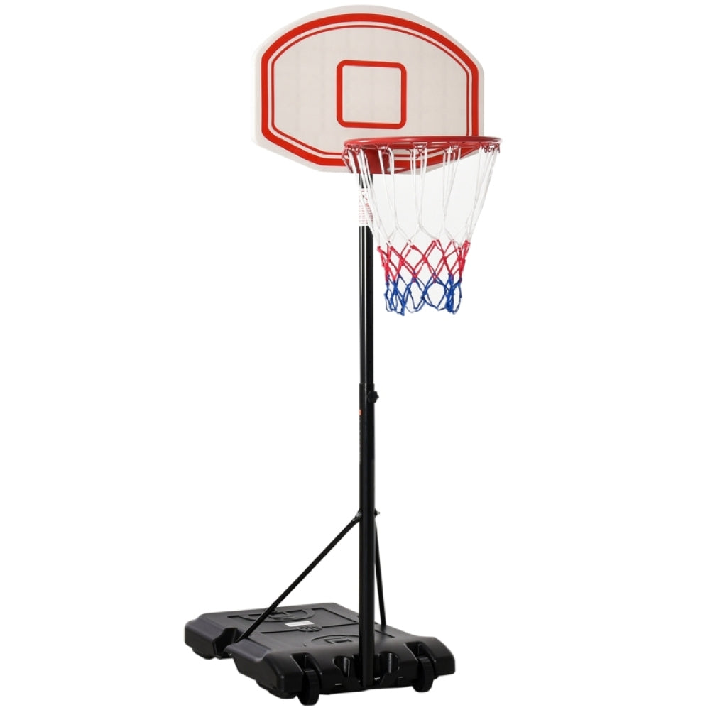 Ansicht des Basketballkorbs mit wetterfestem Nylonnetz gegen den blauen Himmel.