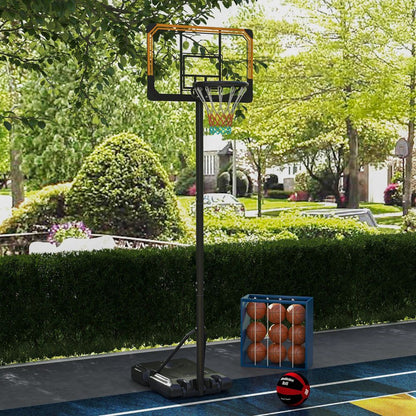 Aufgebauter Basketballkorb in einer grünen Einfahrt mit bereitliegenden Basketbällen.